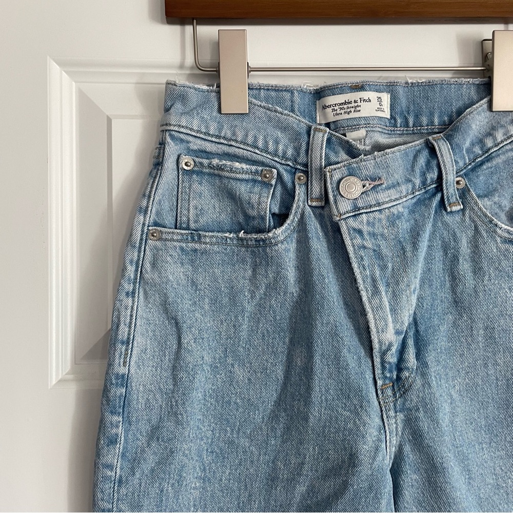 Abercrombie The 90s Straight Ultra High Rise Light Wash Jeans Curve Love Size 0R - Picture 3 of 9